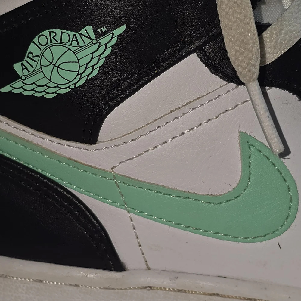 NIKE AIR JORDAN 1 MID WHITE BLACK GREEN GLOW YOUTH SIZE 5 EUC - Picture 7 of 8